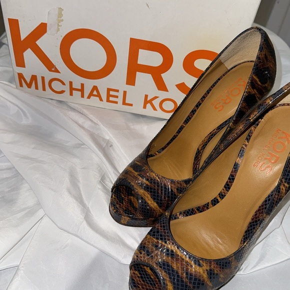 NEW Michael Kors Heels - Picture 5 of 7